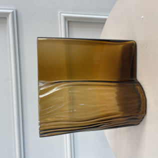 Vaso de vidro com ondas marrom canelado