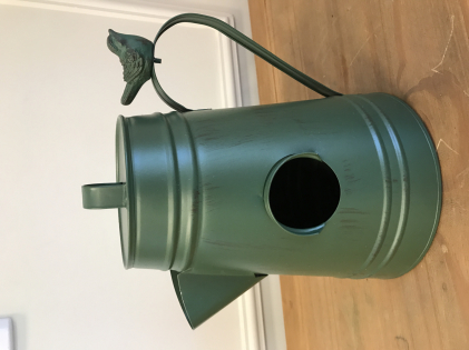 Regador verde musgo  com passarinho