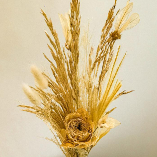Vaso mão com flores desidratadas