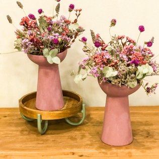 Vaso minimalista com flores desidratadas