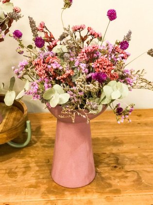 Vaso minimalista com flores desidratadas